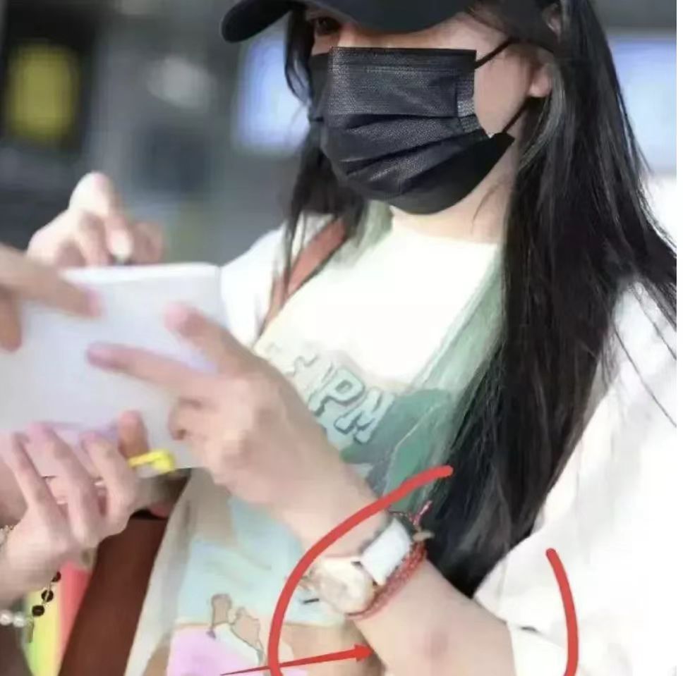 44岁赵薇近照穿红长裙,赵薇发福照片