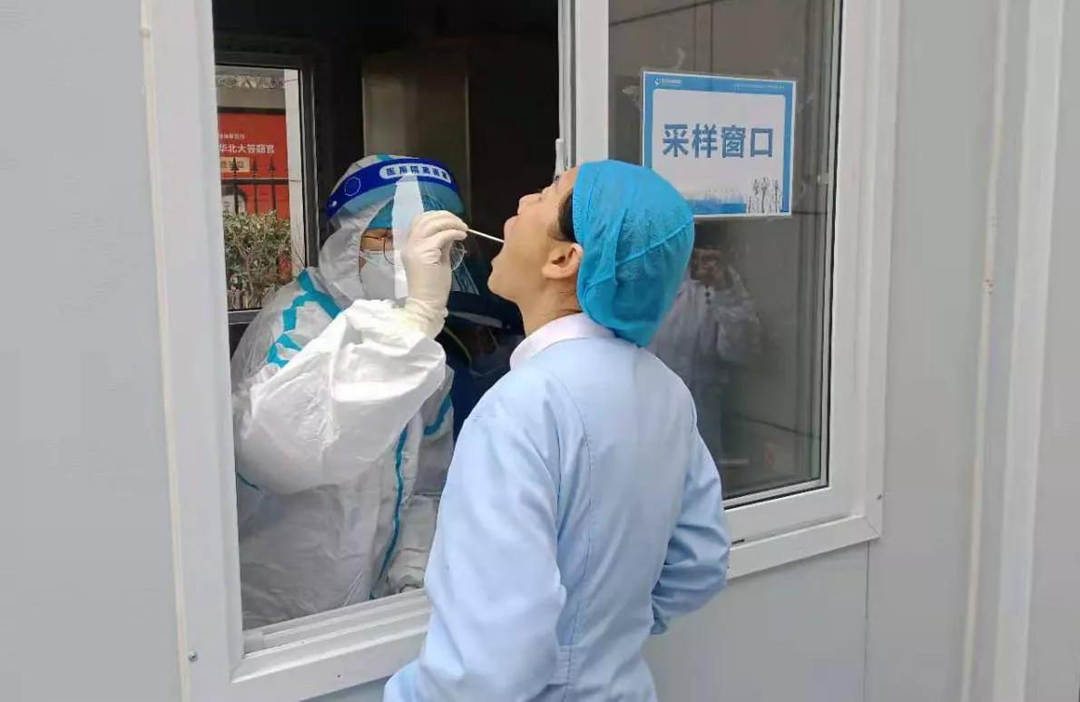 小孩喉咙卡了医院拒诊,一岁孩子卡喉咙了怎么确认没事