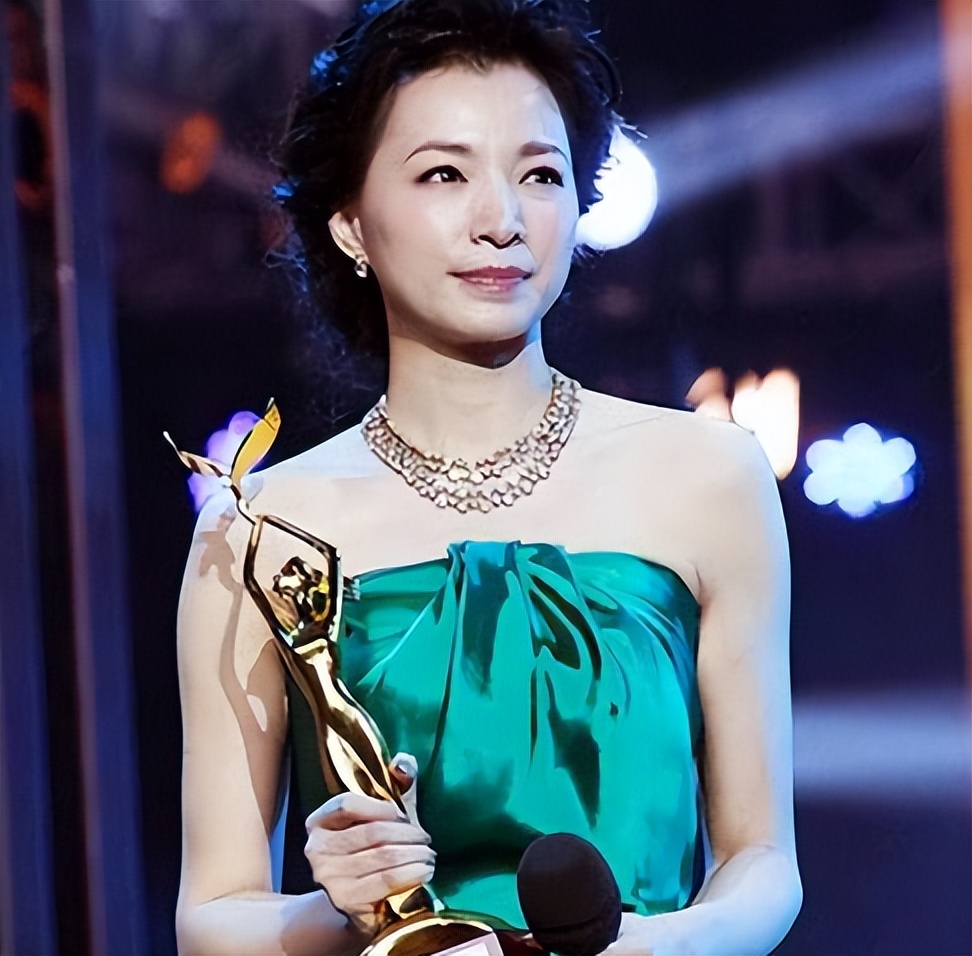 新任电台一姐战胜董卿李红,央视一姐颜值不输董卿李红