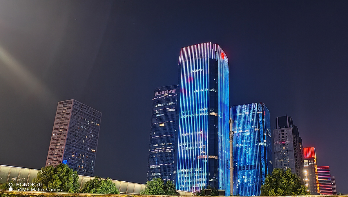 荣耀70评测：颜值才华兼备，旗舰IMX800要你好看，五星好“屏”