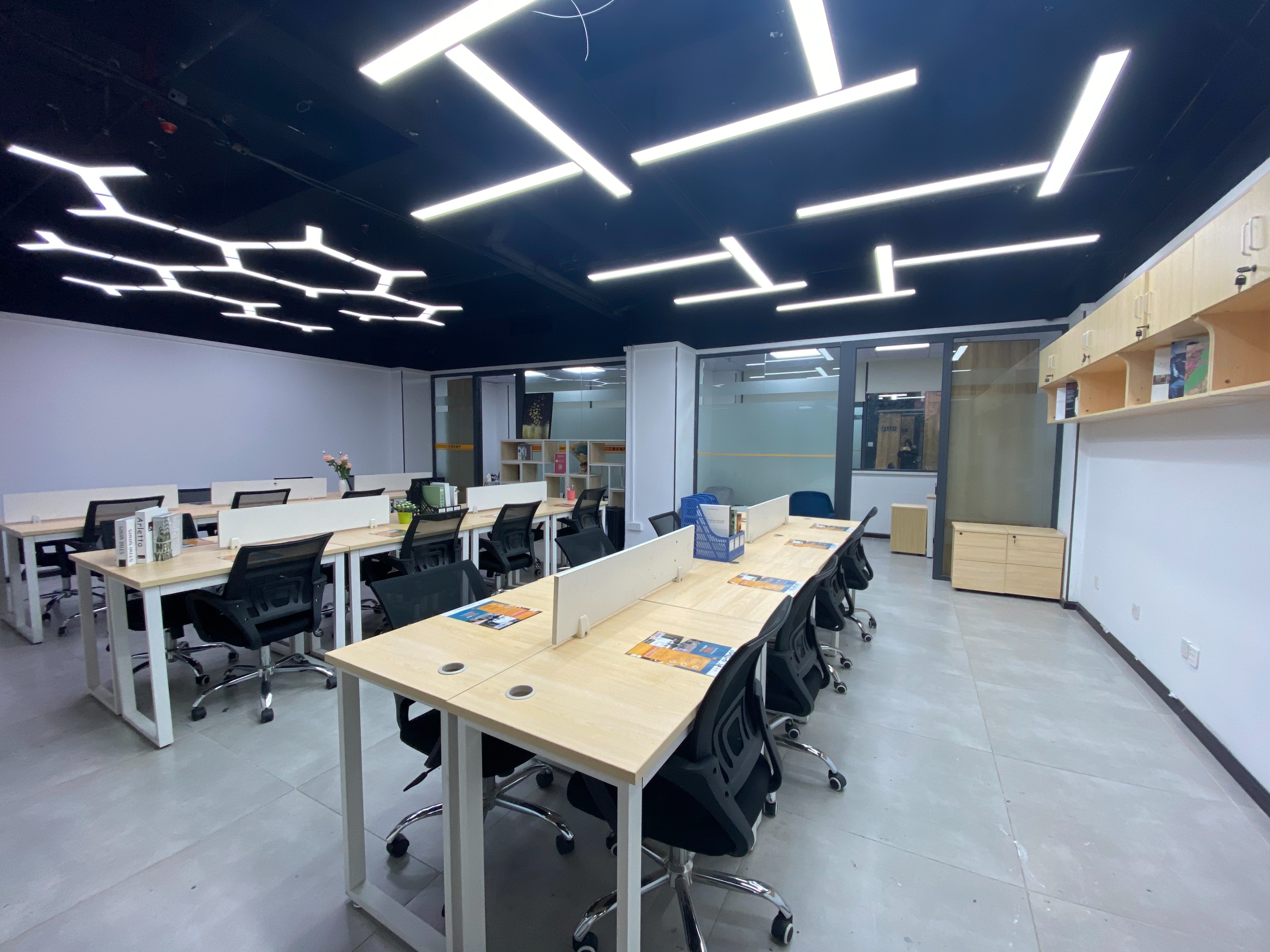 可短租2-30人办公室！多连锁！广州共享办公工位临租，共度疫情