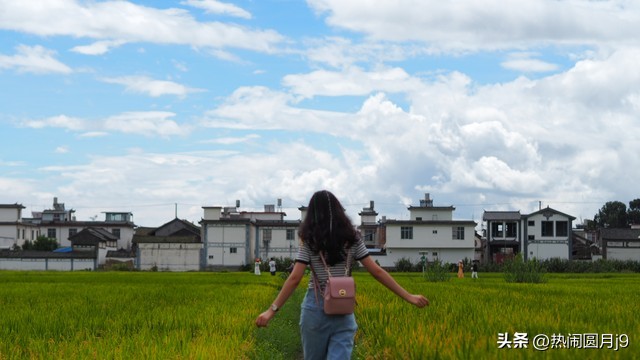 七八十年代，农村单身汉老王，通过中介买媳妇，如今儿子都18了！