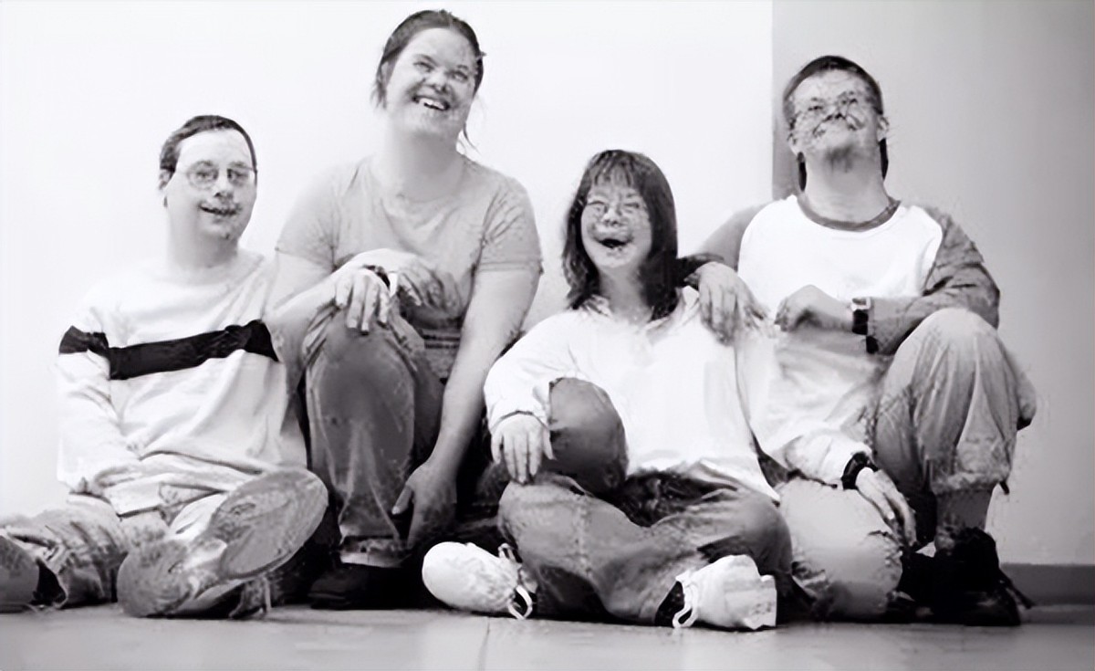 漂亮女教师被辞退,女教师为女儿辞职