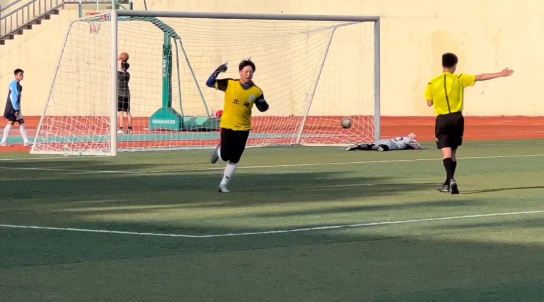 江北中学足球队在2023北碚区校园足球联赛中再夺中学组冠军