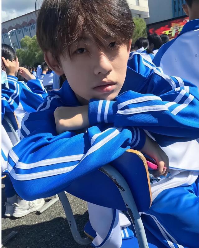 四川男高中生长得太帅走红,四川高中男生因长相太帅走红