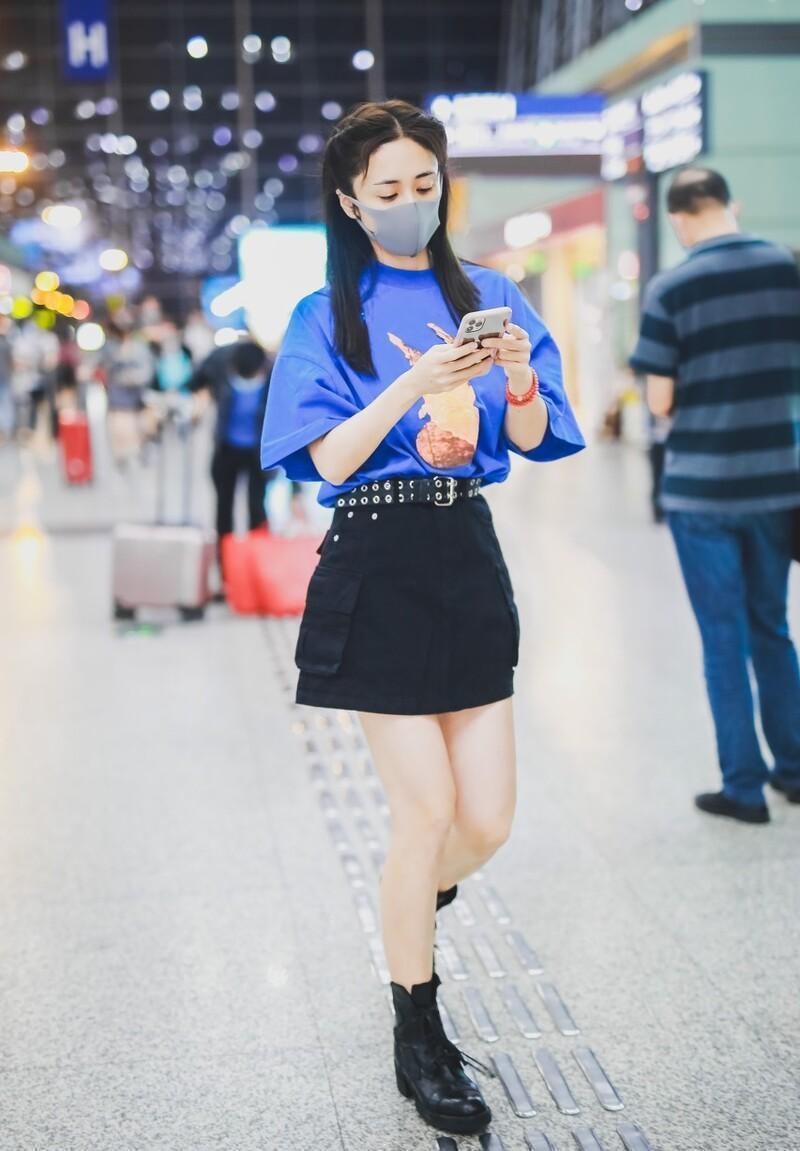 刘芸穿衣打扮风格,刘芸穿搭黑色长裙