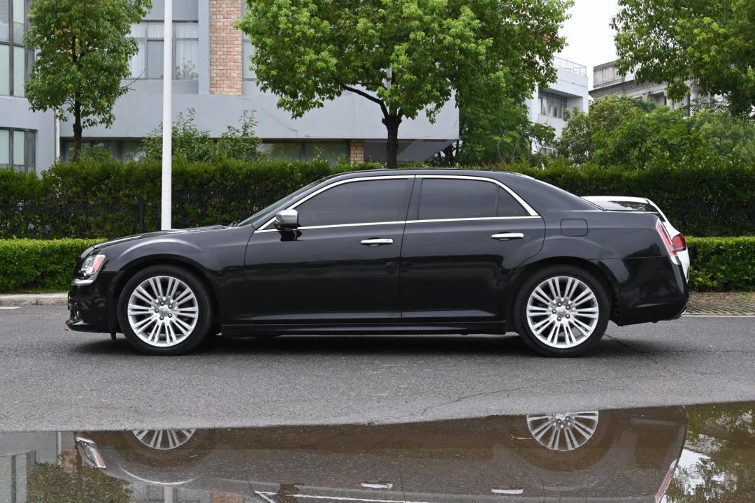 二手克莱斯勒300c1万块,13款克莱斯勒300c改装宾利