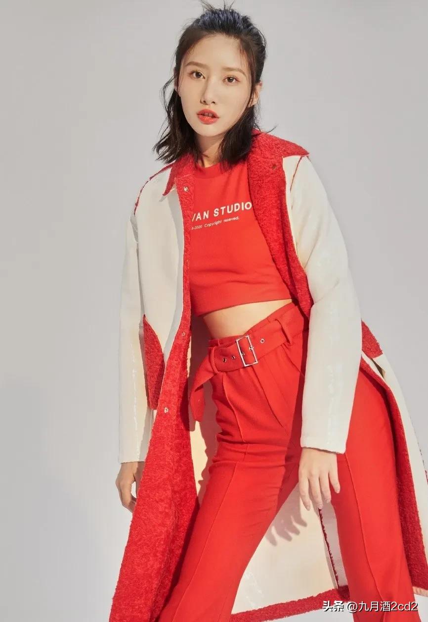 成熟性感御姐，火辣丰腴，90后女神，作为新时代的代表，备受关注