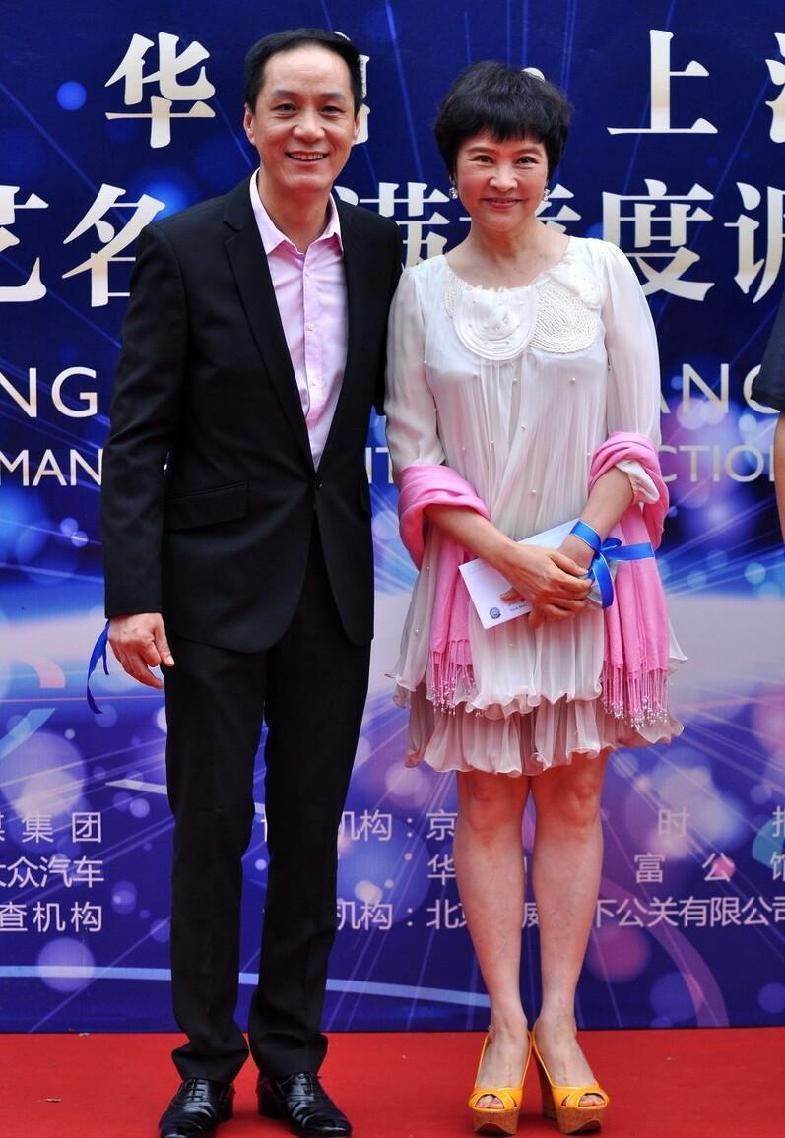 冯远征和老婆唐装照片,冯远征老婆穿红裙