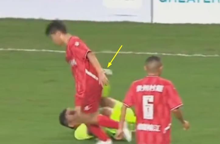 黄日华为脚踢球员道歉,黄日华踢球拉拉队