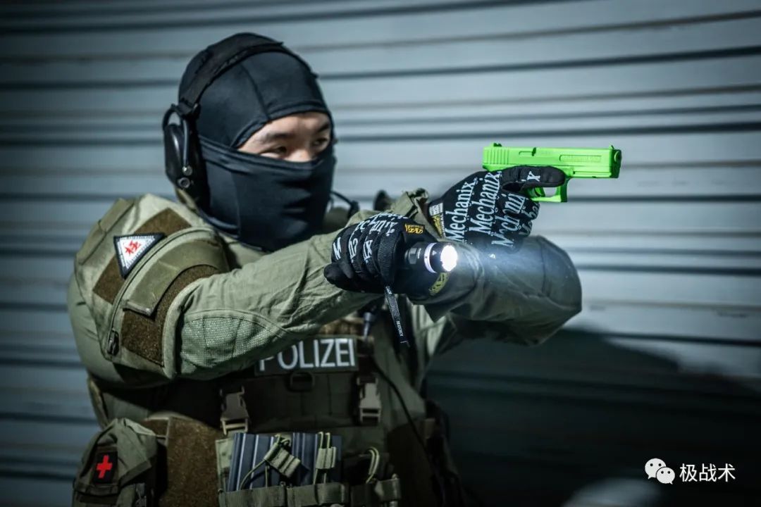 纳丽德手电筒p82测评,新标准战术手电对比纳丽德p80