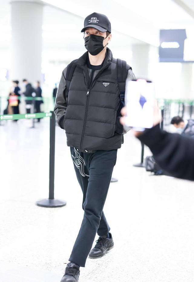 冯绍峰黑色外套搭配蓝色牛仔裤,冯绍峰休闲装穿搭