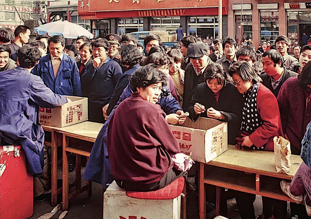 女子身着日本侵华军装露脸,女子穿日军军服拍照被抓