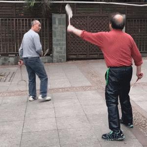 在公园双人打羽毛球,在公园和大爷打羽毛球