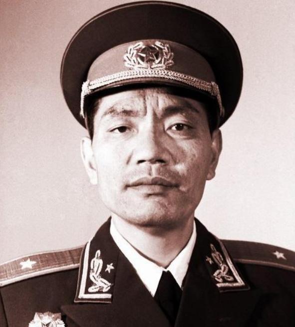 尤太忠看望*小平邓**,邓递来一支劣质香烟,尤:这烟不能抽,伤肺