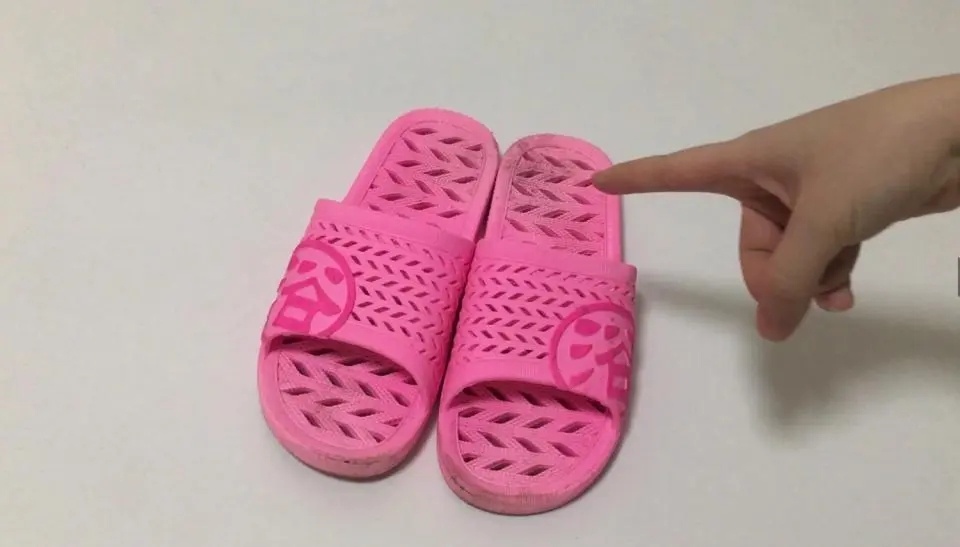 拖鞋穿久了“又黑又黄”不好洗？教你妙招，不用手刷，跟新一样