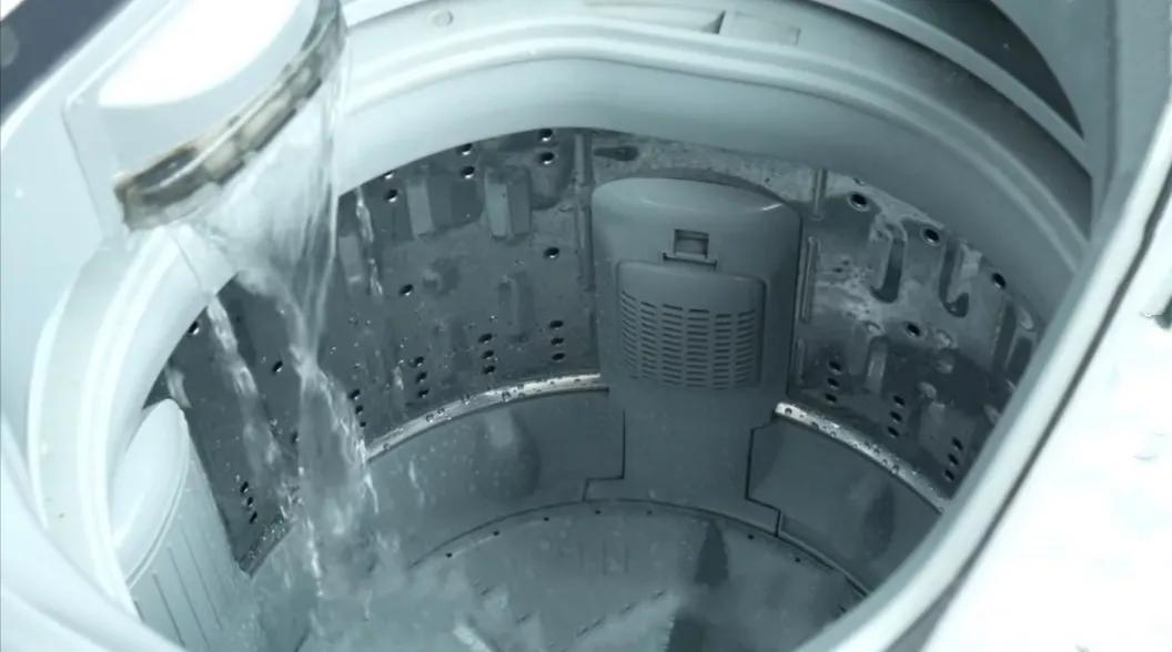 洗衣机清理出来的污垢排不出去,洗衣机里面的过滤袋怎么拿出来