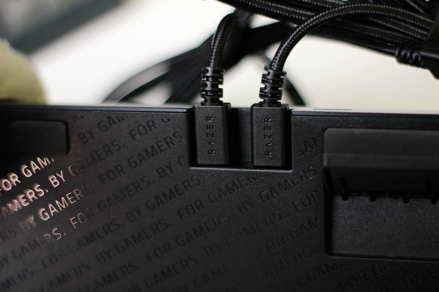 雷蛇黑寡妇蜘蛛幻彩版键盘测评,雷蛇键盘黑寡妇v4专业版测评