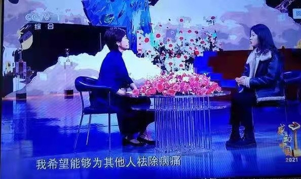 谁说聋子不能聊天，她不但聊天还考上清华博士，一手烂牌成王炸