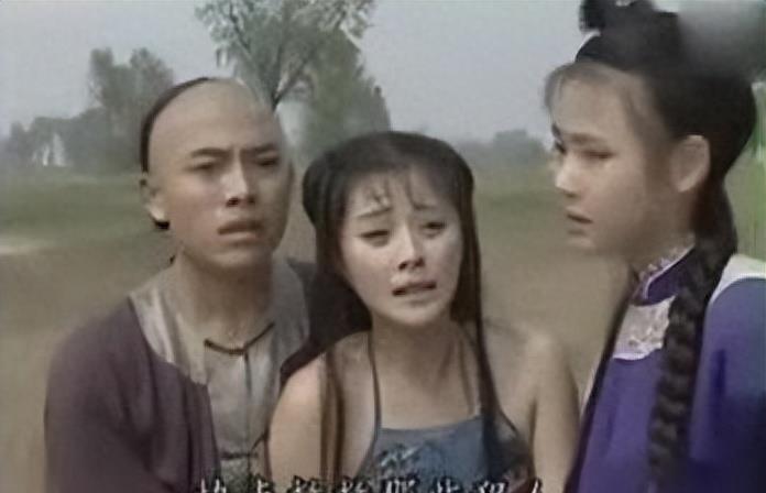 牛角胸罩,诱惑式舔刀尖,这些颠覆三观的镜头,看完让人一言难尽