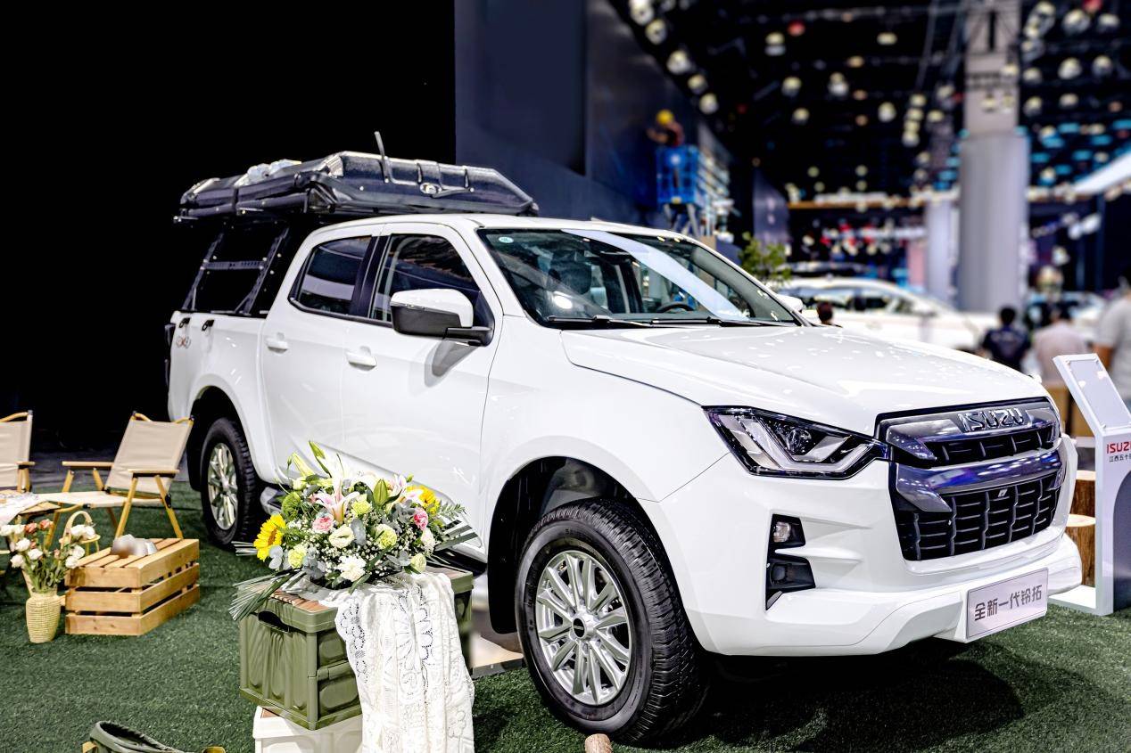 五十铃皮卡铃拓和d-max外观区别,五十铃皮卡铃拓2.5t四驱手动测试