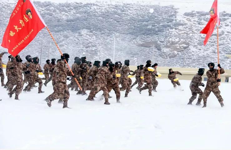 部队里打雪仗,部队打雪仗站岗