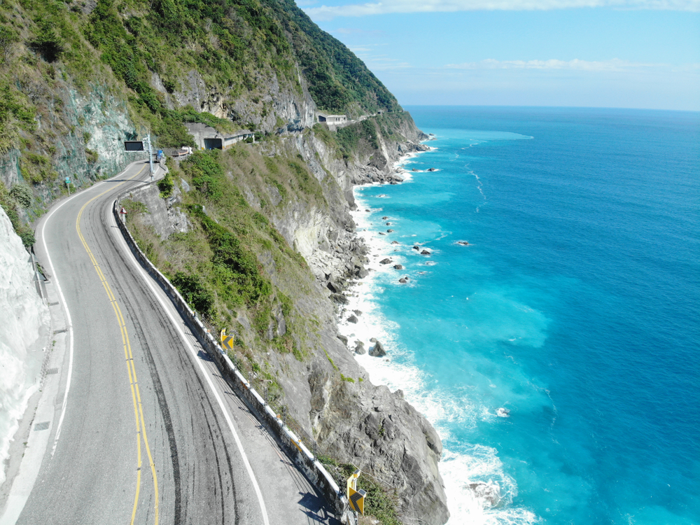 凡走过苏花公路的人，命都是捡回来的