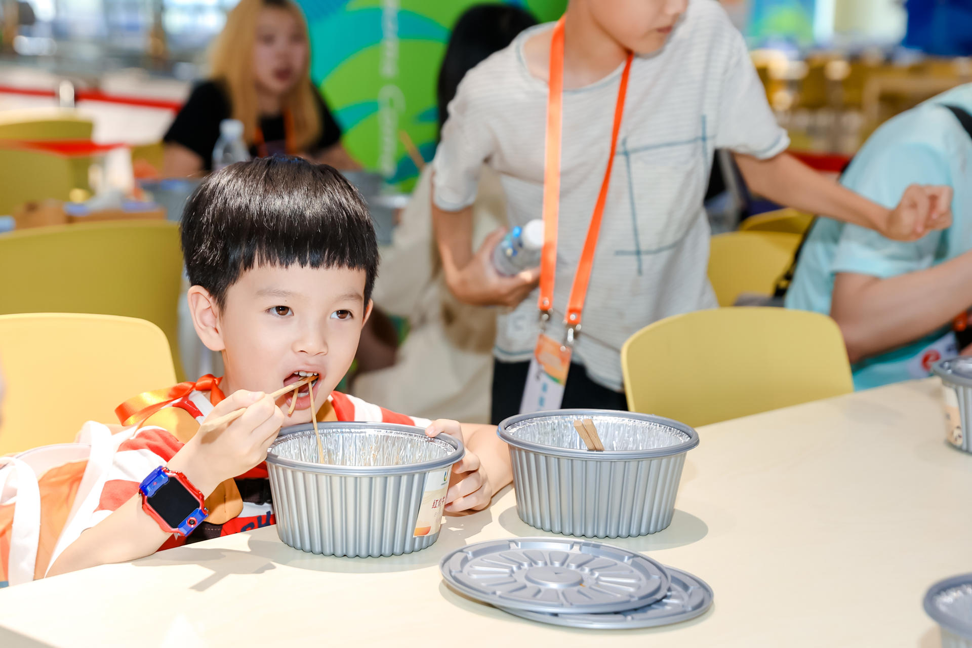 大运惠民市民体验官走进大运村点赞“心”科技