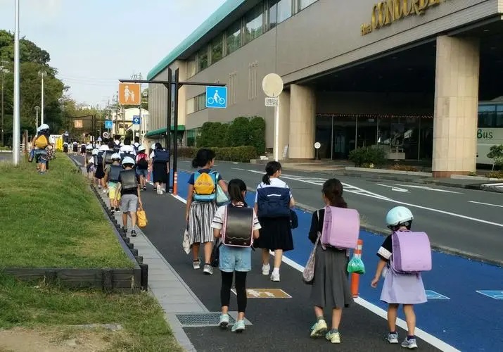 日本小学生上学需要家长送吗？