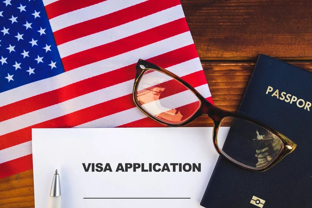 绿卡签证护照有什么区别,护照和绿卡有什么区别