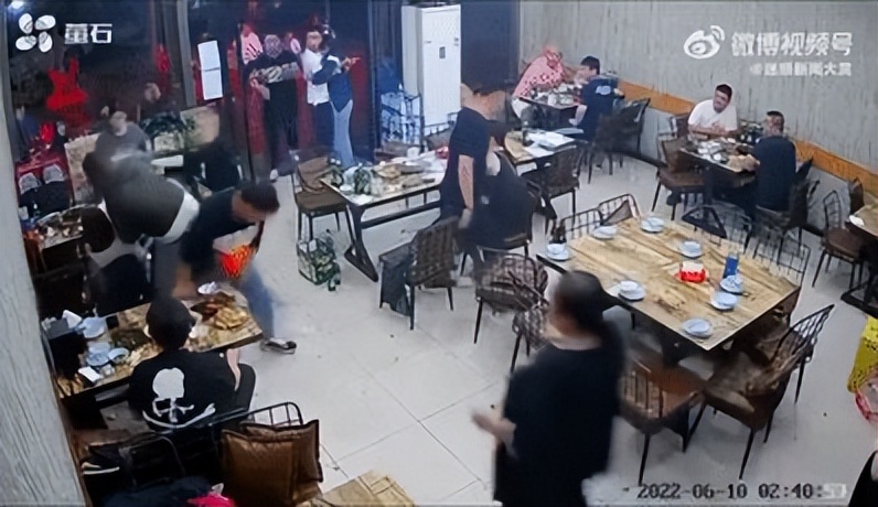 唐山打人：江船上的胡凤莲，魂断法场的窦娥，离我们并不远