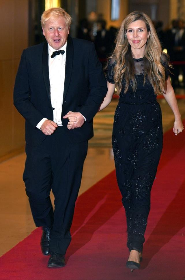 英首相鲍里斯和老婆海边放飞自我！光膀子秀肌肉，夫人少女感十足