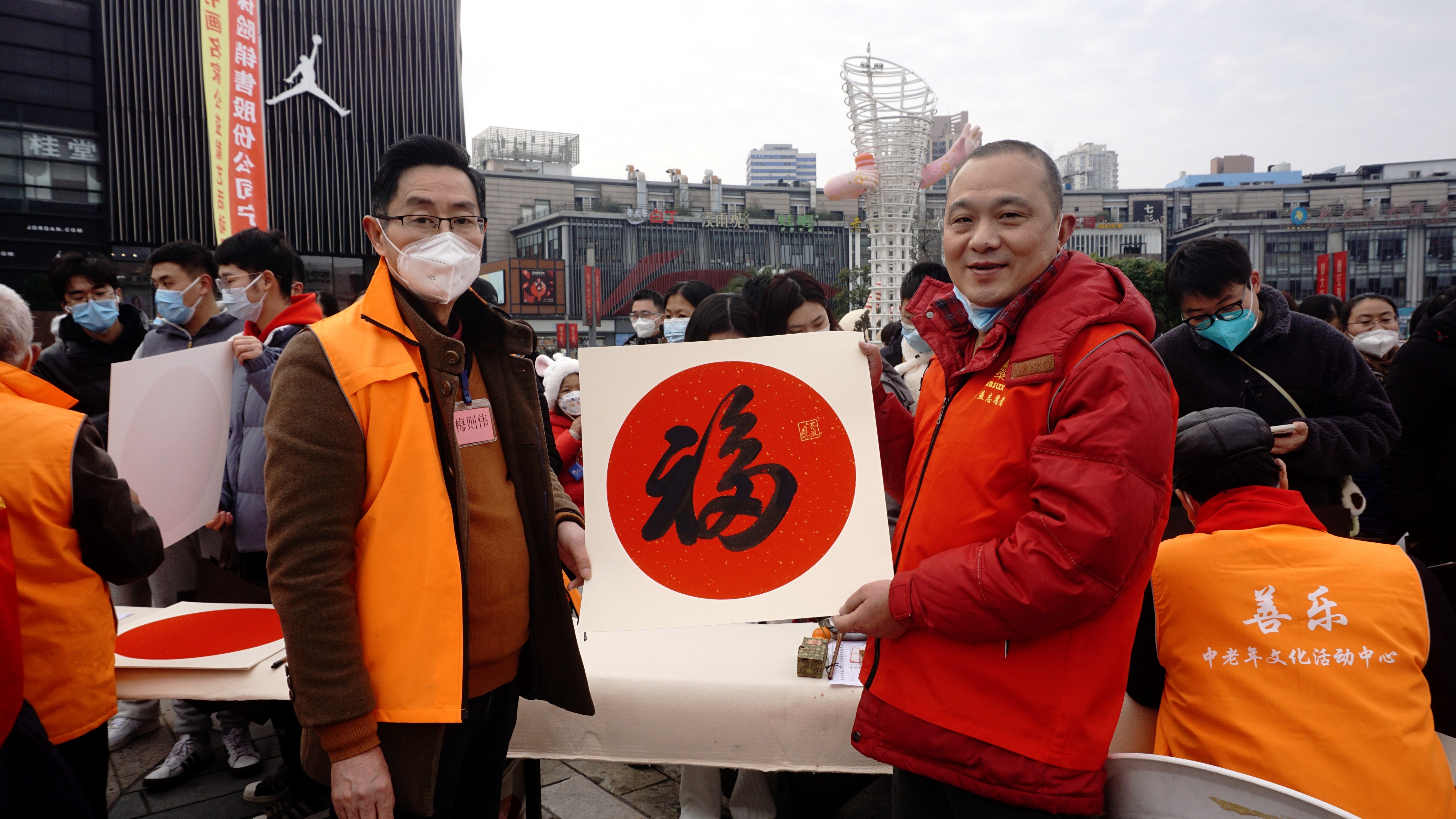 天一广场举行“荃盛杯”2023“善乐迎兔”宁波书画名家公益活动