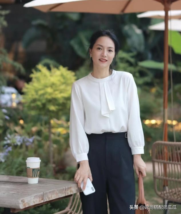 过了五十岁穿三种颜色洋气显白,中年适合穿什么色显瘦