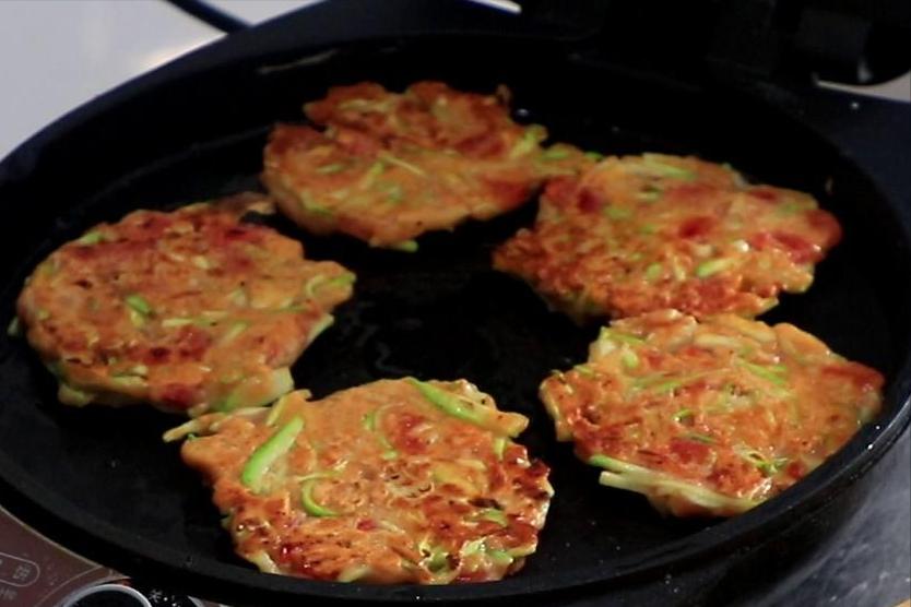 补充钙质和吃一点含钙高的食物,100克芝麻的含钙量比牛奶高多少