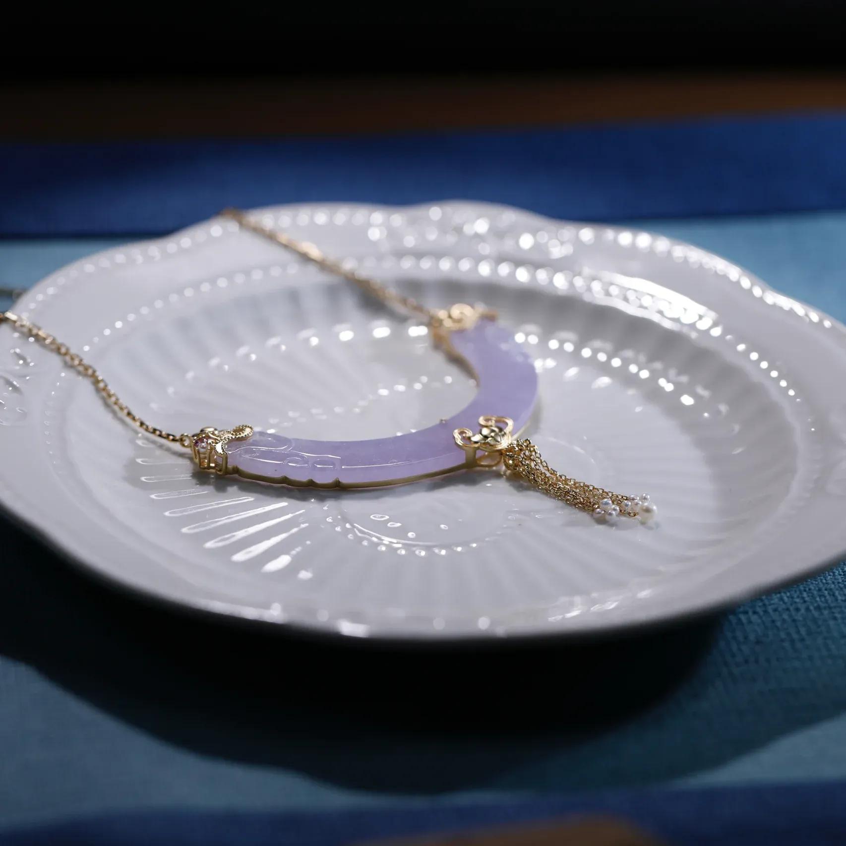 一块被丢弃的紫罗兰料子,被徒弟捡来做了一款翡翠玉衡锁骨链