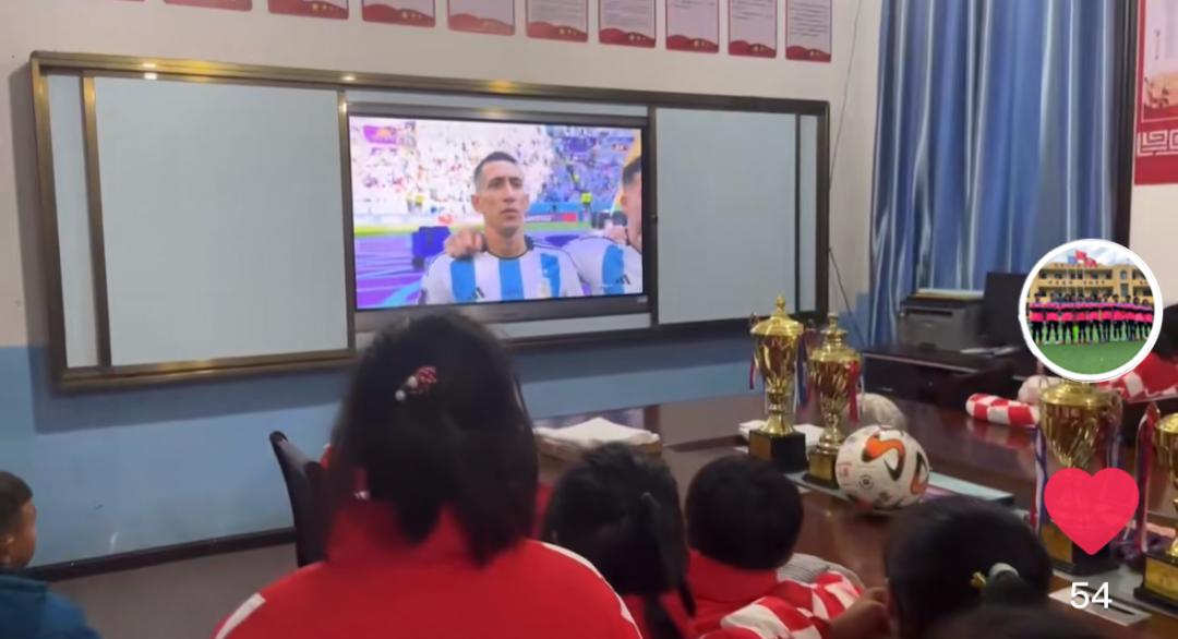 语文是体育老师教的后面是啥,语文是体育老师教的吗高情商回复