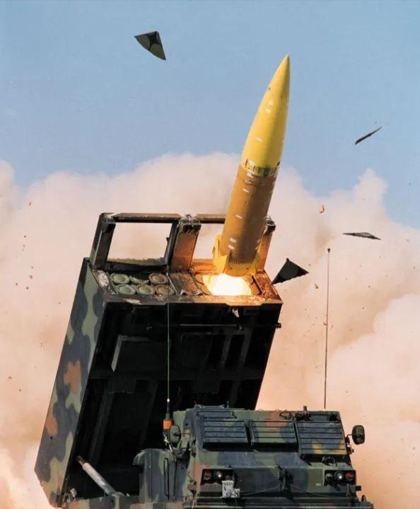 俄军精确打击乌克兰火箭炮,m270火箭炮vs龙卷风