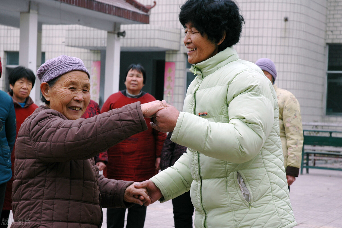 农村老伴有退休金,我和老伴退休工资五千多