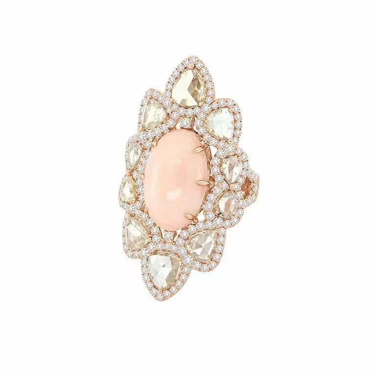 红珊瑚是深海中的千年灵物,深海精灵红珊瑚的万般风情