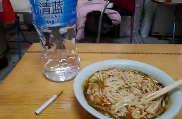 “三和大神”重启人生：那些住网吧、混日结的躺平者，已逆风翻盘