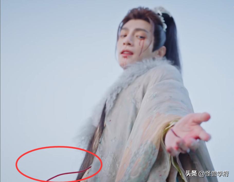 输血管跟电线杆都还能忍，但那个玩手机的，真拿观众当傻子不成？