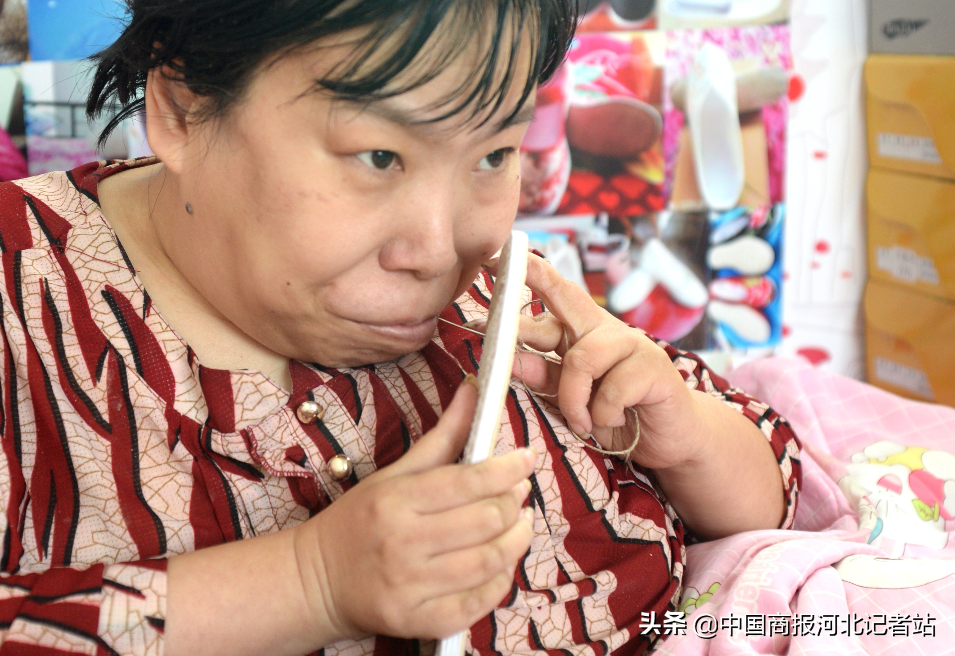 河北顺平:身残志坚双手绘出多彩人生