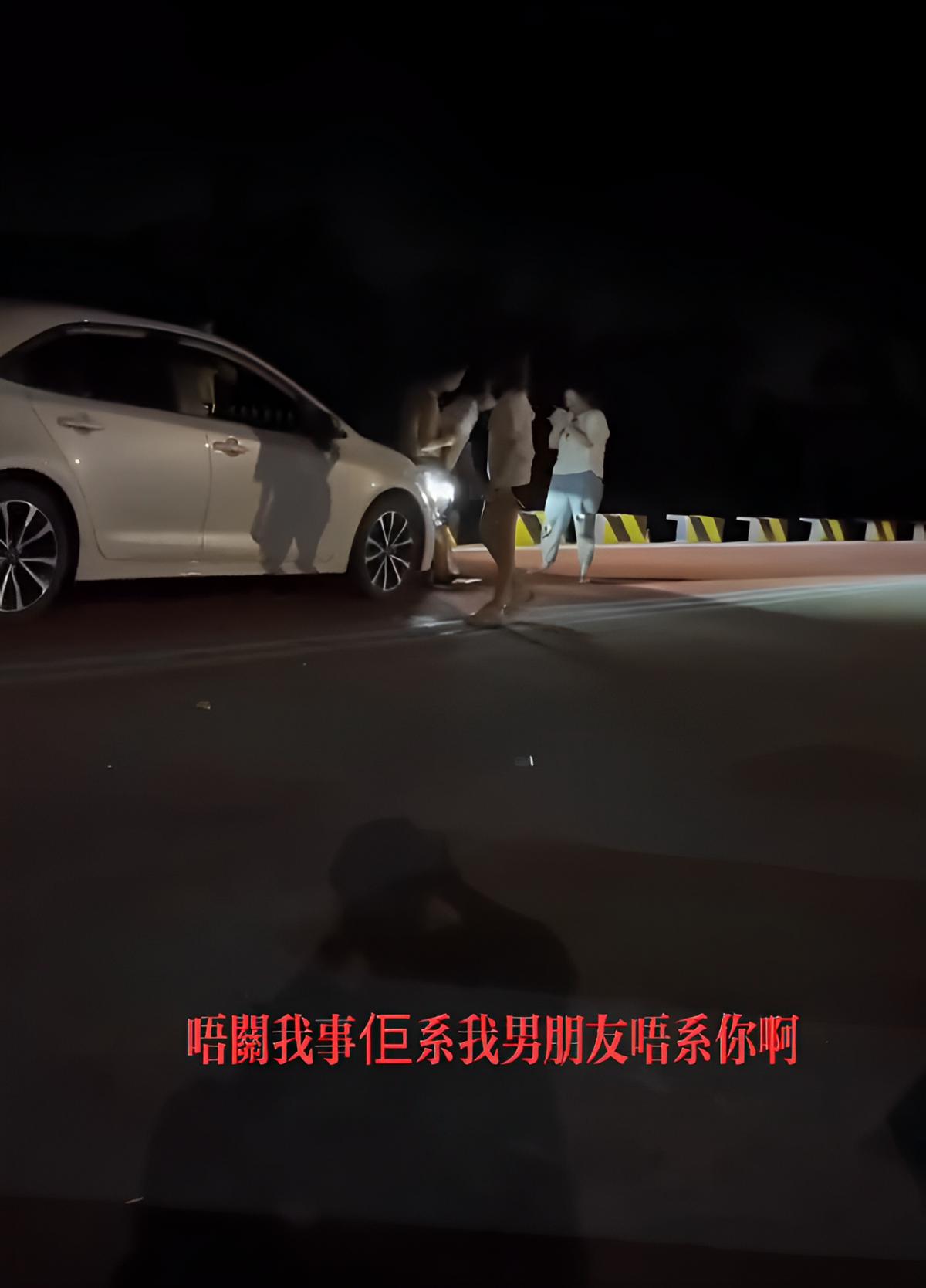 两女子为争男友大打出手韩剧,两女子为争抢男友决斗