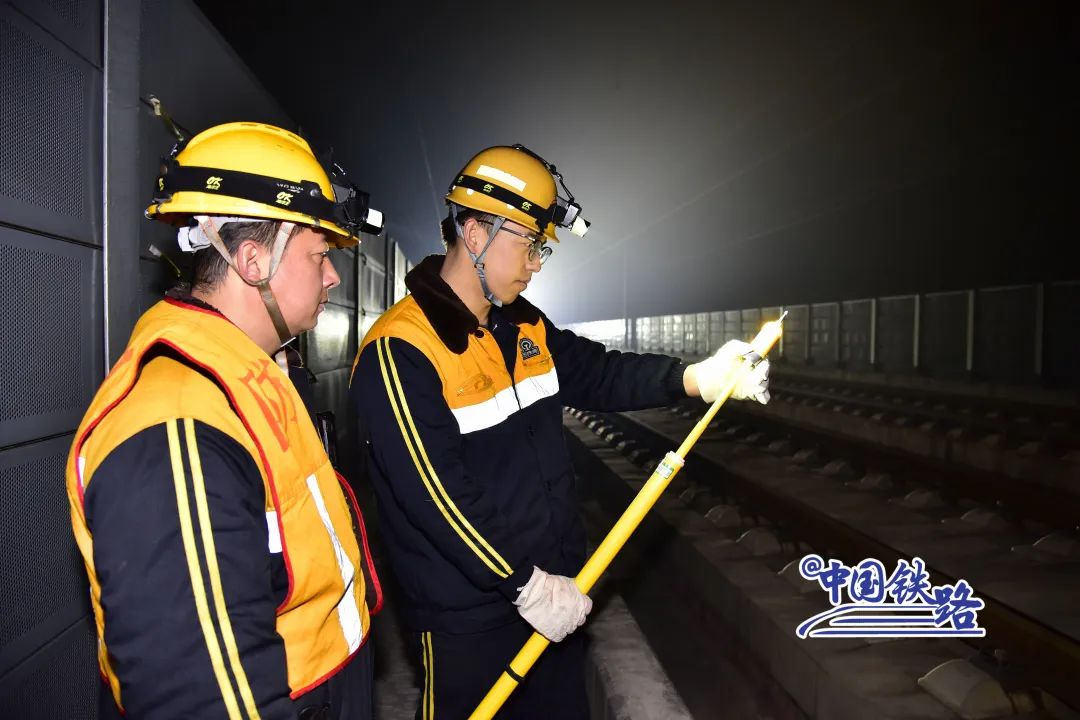 中国高铁第一掉头,中国高铁在铁轨上怎样运行