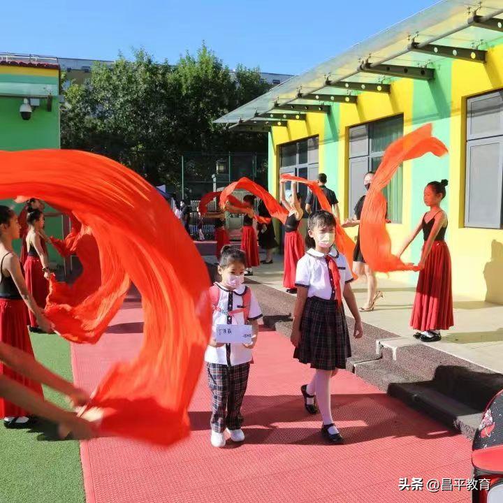 幼儿园入学第一天仪式感文案,新生报到第一天仪式感满格