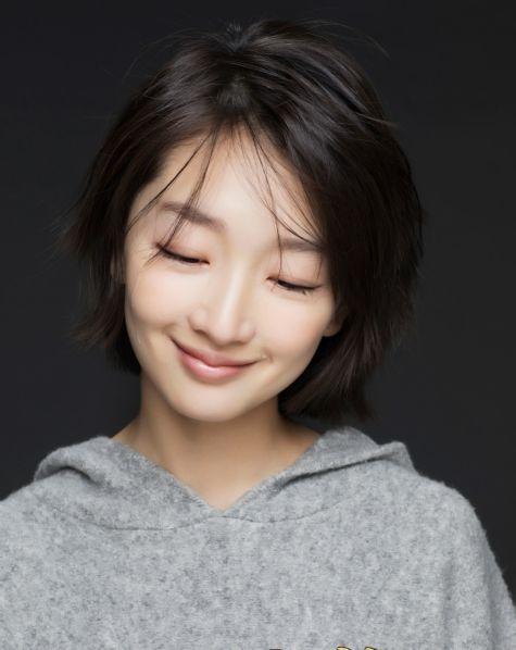 周冬雨相貌平平为什么那么火,周冬雨为什么一出道资源就那么好