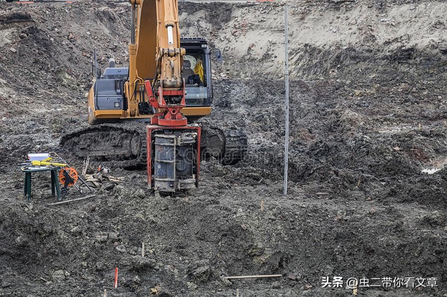 农村小伙扛一麻袋钱,农村小伙一个人养家糊口