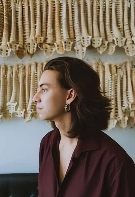 直播卖人骨？22岁美国网红大学生遭网友谴责，家里堆满上百具遗骸