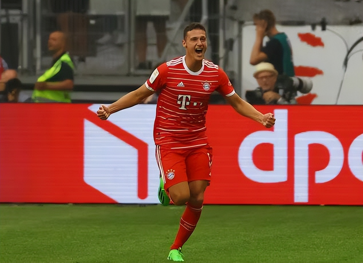 滕哈格更换曼联离谱阵容,曼联阵容与滕哈格的体系建设